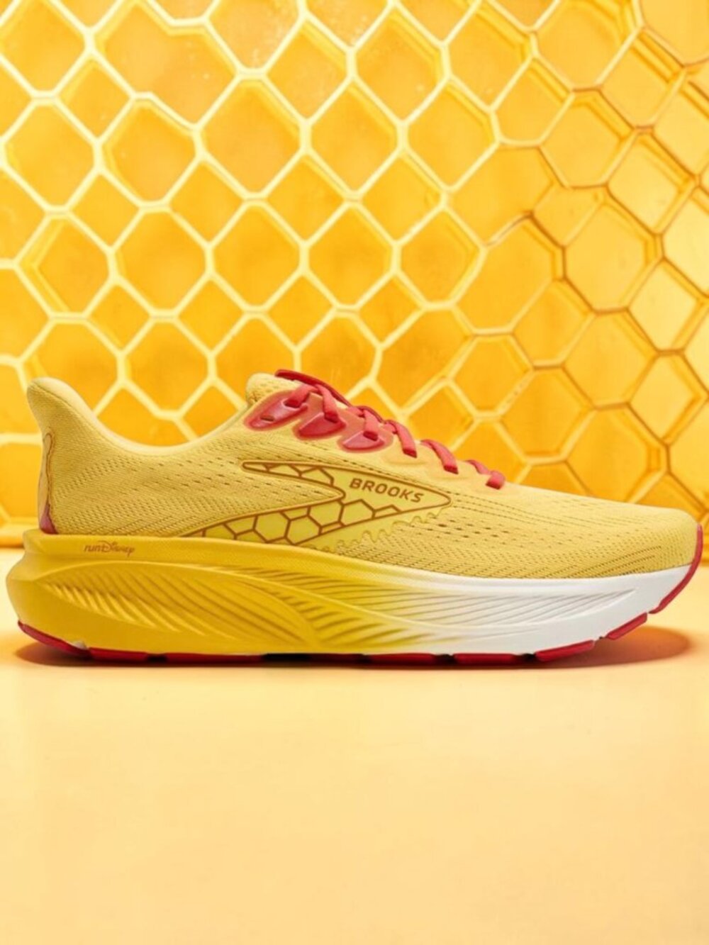 Brooks Ghost 17 x Disney Winnie the Pooh Mens Running Shoes Size 11 Honey Yellow